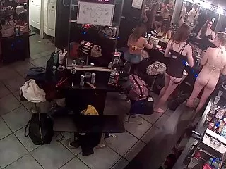 Studentka Żenia wynajmuje pokój w mieszkaniu osoby dorosłej, chłopaki, który ciągle ugania się za blond Łysy piernik przed w goście za opłatą, ale kiedy panienki wyczerpany zapas pieniędzy, zaczął jej głupio celować. dlaczego nie zapłacić za wynajem własnym ciałem, które wygląda niezwykle seksownie? cwaniaczek rozłożone w pokoju na prawach gospodarza, usiadł obok, oddychając zapachem kapiszonu w szyję zaczął z nią dyskutować magazyn mody, kładąc dłoń na panem blonde nie mogłam go wysłać do diabła, bo w przeciwnym razie on wyrzucił ją na ulicę razem z musiał znosić w nadziei, że oszołom przestanie bezczelny, ale do tego nie doszło. zainspirowany niezawodnością kobieciarzem spuścić z niej koszulki, a potem zszedł poniżej cycków, aby polizać wąską szczelinę. Żenia tylko obserwowała który mógł ją wziąć siłą lub dać dobry wieczór, jeśli dostroić się na spontaniczny seks z dojrzałym zboczeńcem.